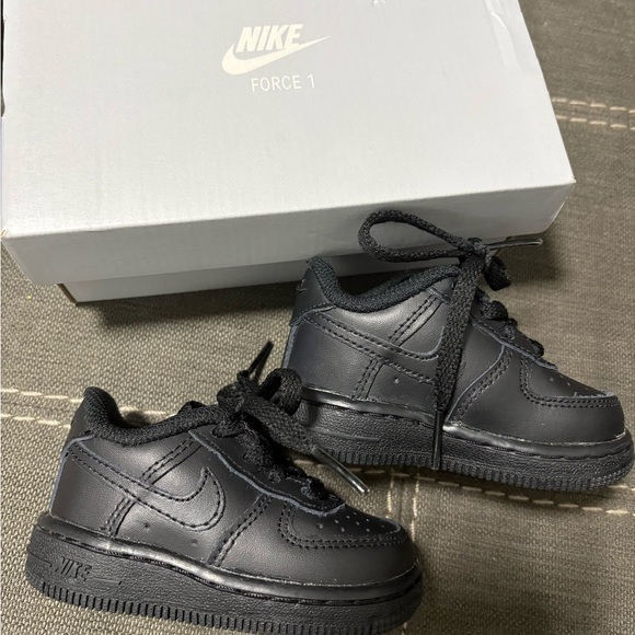 Nike Kids All-Black Sneakers - Picture 2 of 5